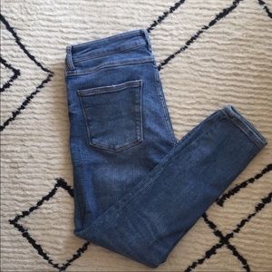 Zara High-Waisted Light/Med Wash Jeans, size 10